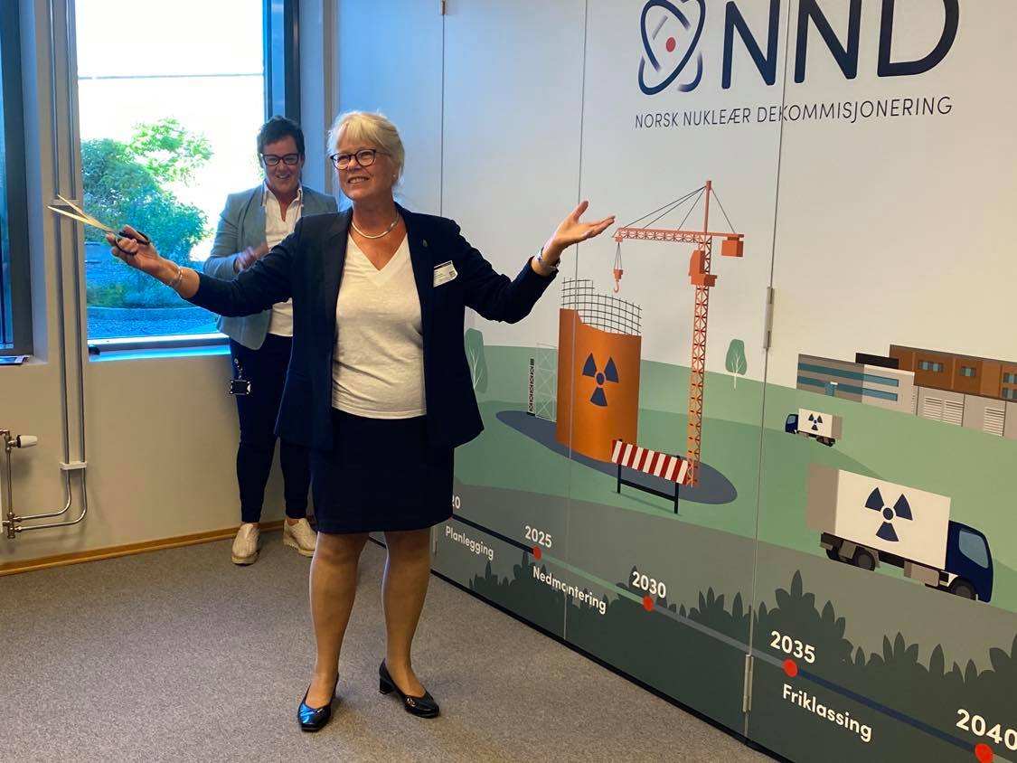 Haldens ordfører Anne-Kari Holm klippet snora på den offisielle åpningen av NNDs hovedkontor i Halden. I bakgrunnen NNDs administrasjonssjef Ann-Cathrin Becken.
