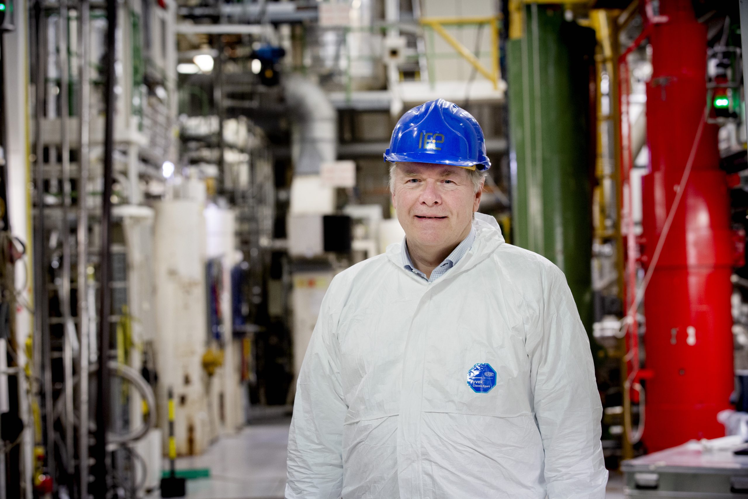 Bilde av NNDs direktør Pål Mikkelsen, iført verneutstyr på besøk i reaktor.
