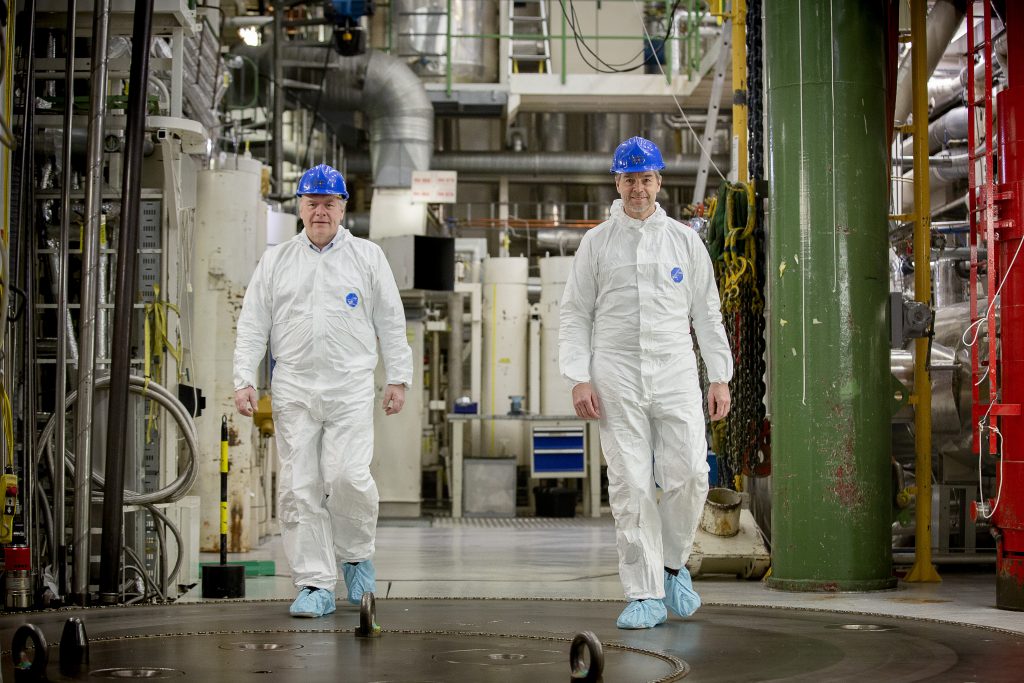 Bilde av Direktør i NND Pål Mikkelsen og adm. direktør ved IFE Nils Morten Huseby, iført verneutstyr på besøk i reaktor.