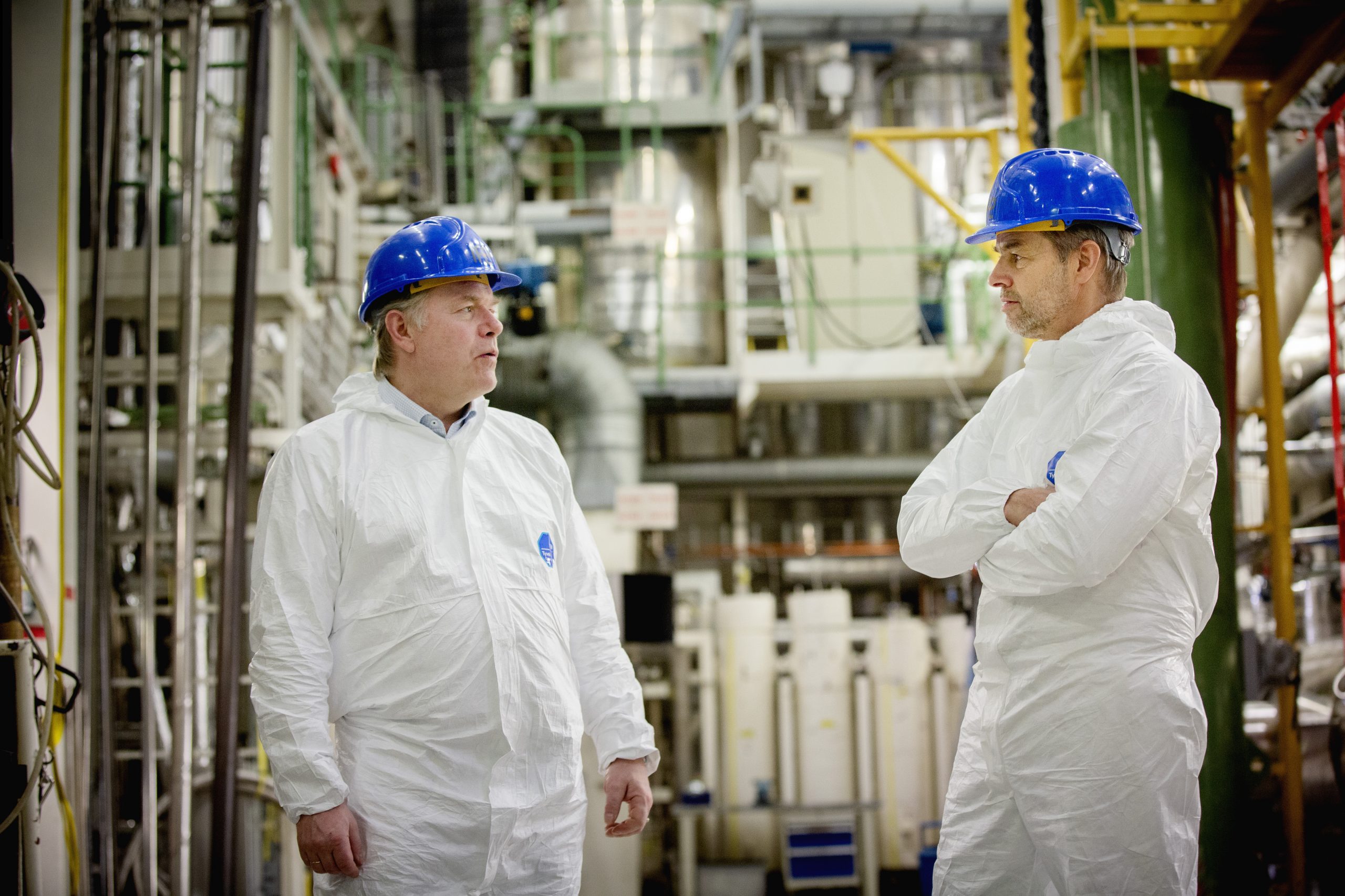 Bilde av Direktør i NND Pål Mikkelsen og adm. direktør ved IFE Nils Morten Huseby, iført verneutstyr på besøk i reaktor.