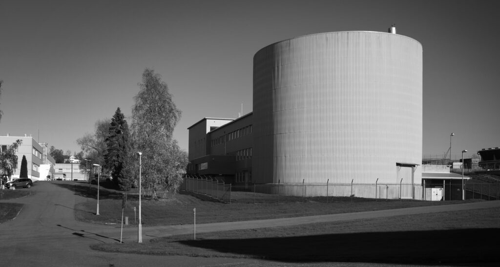 Eksteriør av reaktorbyggning på Kjeller i Lillestrøm kommune.